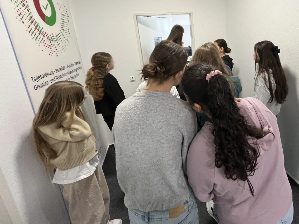 Schülerinnen schauen in ein Büro